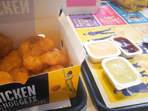 マクドナルドからはじめての誕生日プレゼント チキンナゲットも限定ソースが美味しいです コラム更新日記